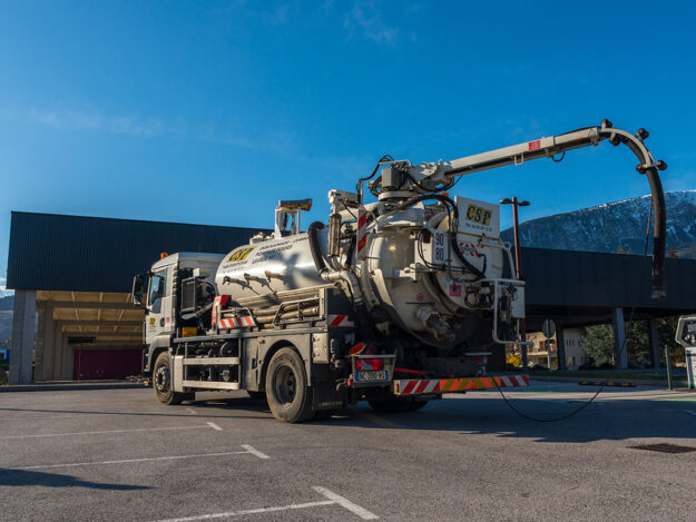 Camion hydrocureur